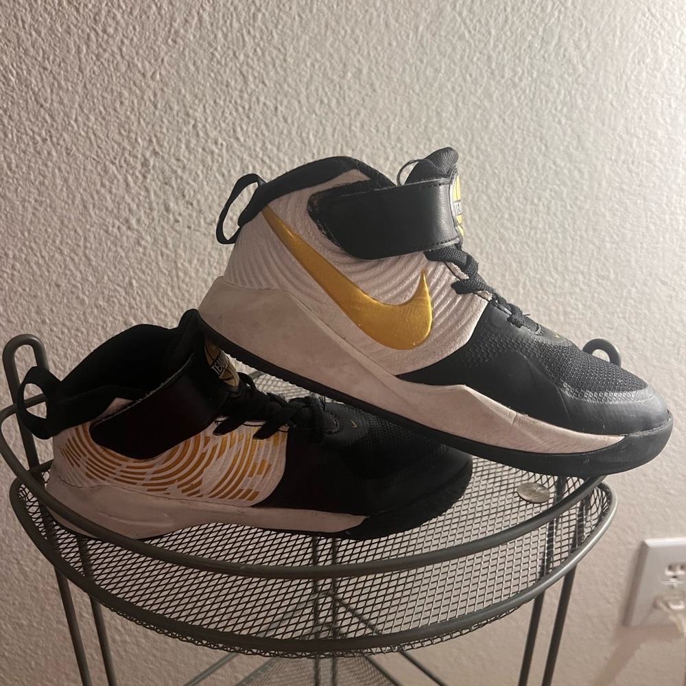 Nike Kid's Team Hustle D 10 Shoes - Black / White / Photon Dust / Metallic Gold